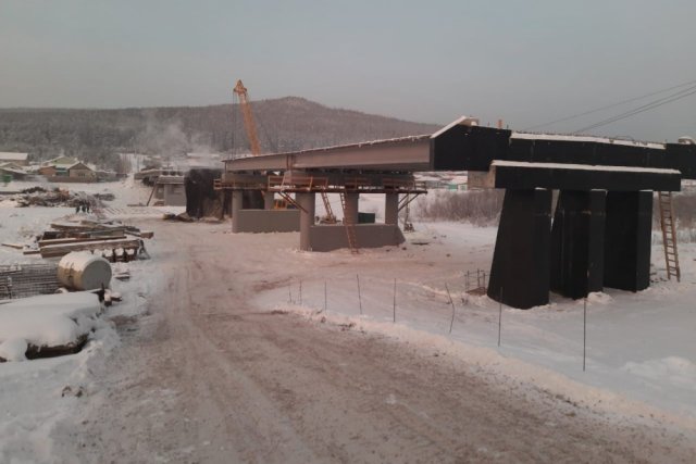 Мост через реку Куту снесло ледоходом в 2013 году. Построить новый должны до конца 2023-го.
