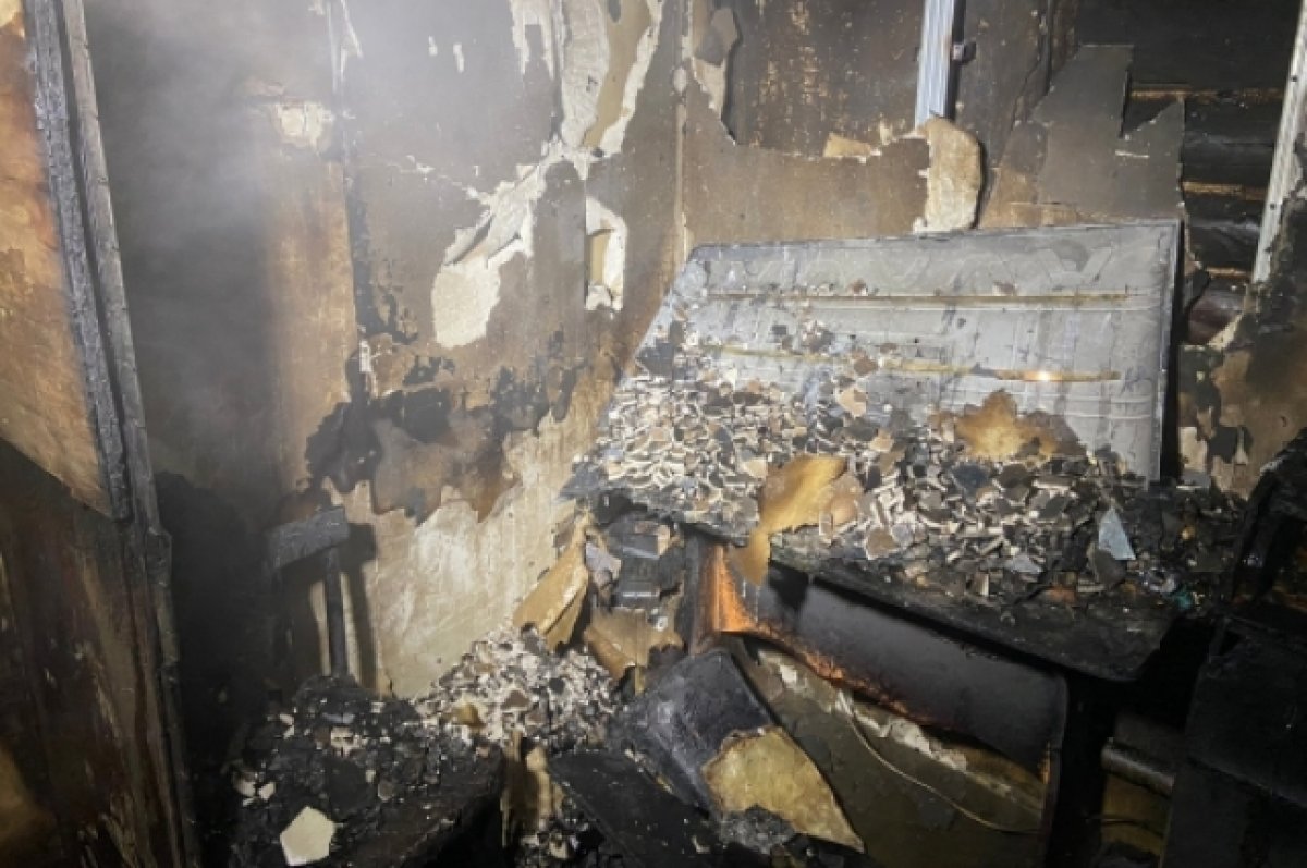 Появились фото с места пожара, унесшего жизнь троих человек в Рубцовске