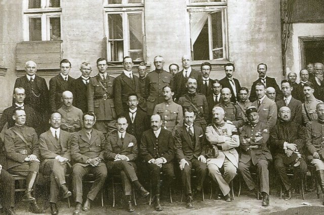 Иван Михайлов сидит рядом с начальником французской военной миссии при Российском правительстве Колчака генералом Жаненом. 