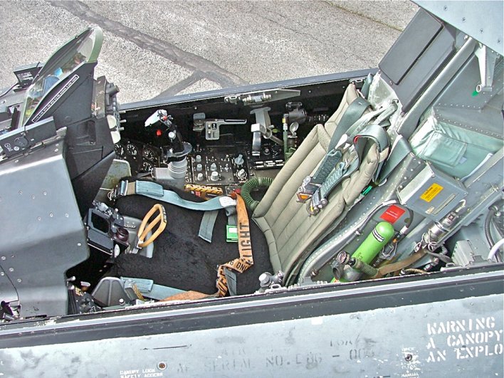 Кабина F-16, откидное кресло пилота, и боковая ручка управления.