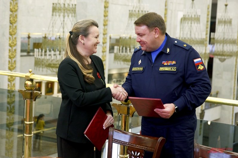 Главный хранитель Музея Победы Наталия Засковец и представитель Министерства обороны РФ.