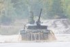 Leopard 2 со специальной трубой-лазом на форсировании реки.