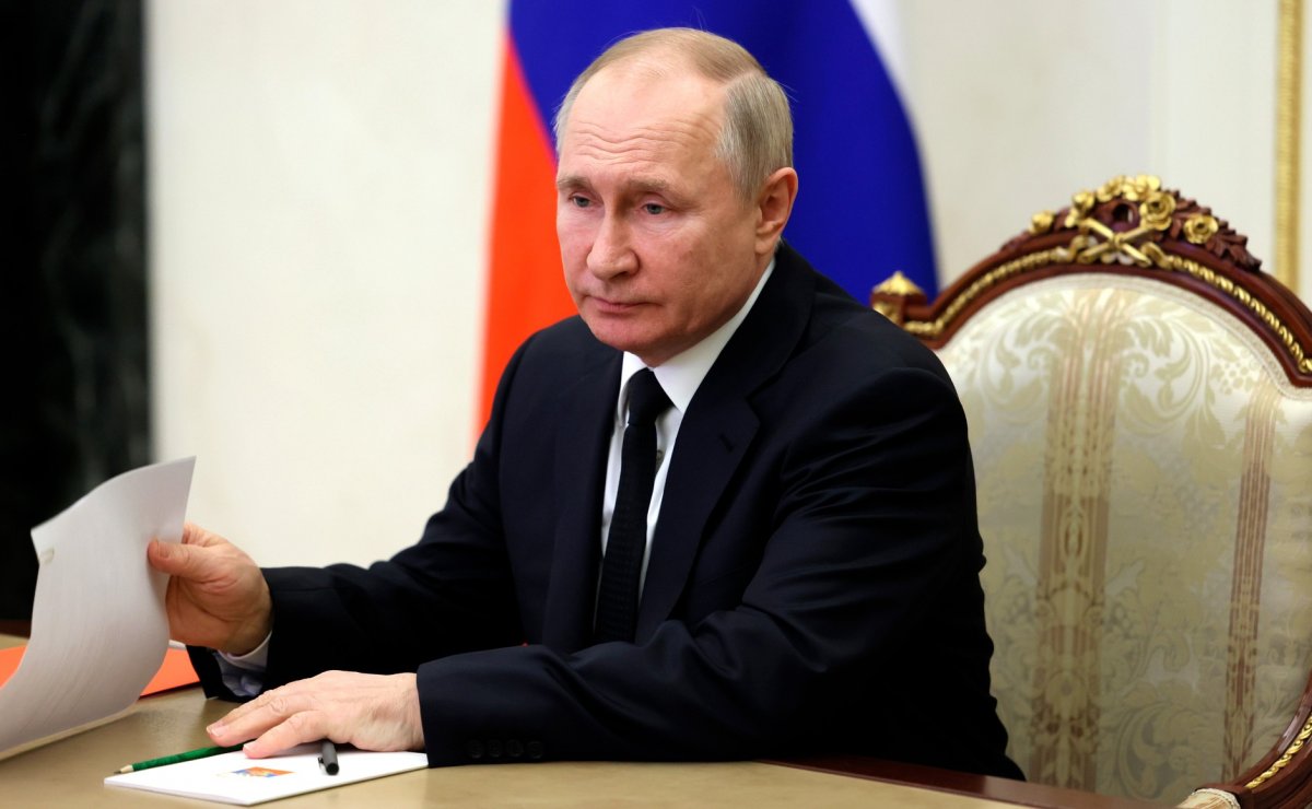 Путин поручил поднимать МРОТ в 2023 году выше уровня инфляции