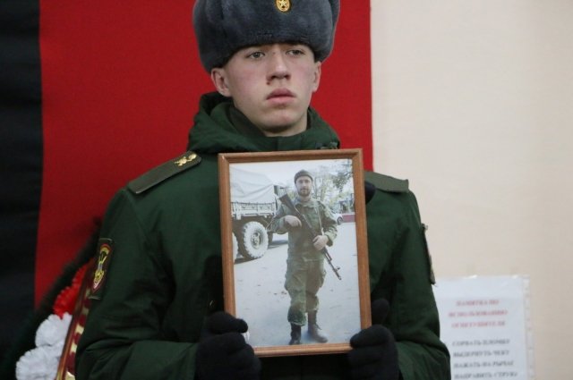 В Орске простились с погибшим в СВО ефрейтором Максимом Новиковым.
