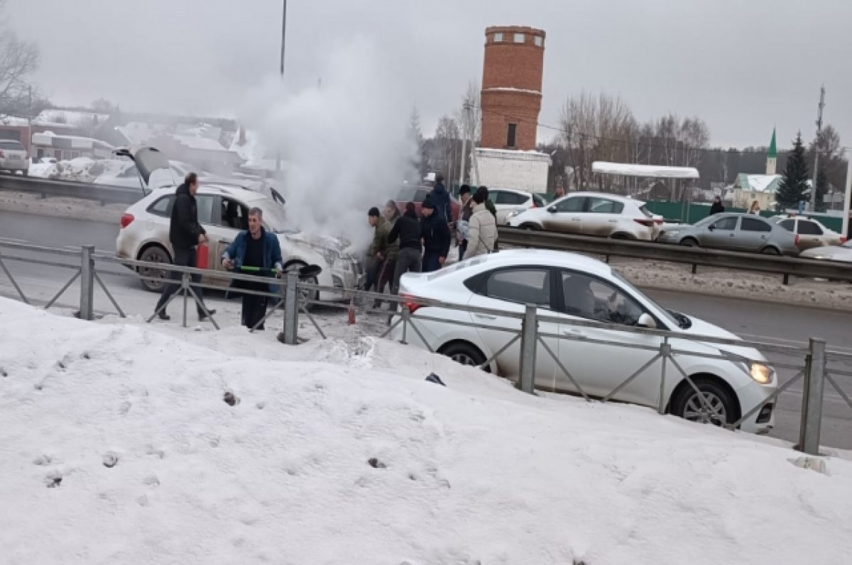 Спасали всем миром: в Казани на перекрёстке загорелась легковушка | АиФ  Казань