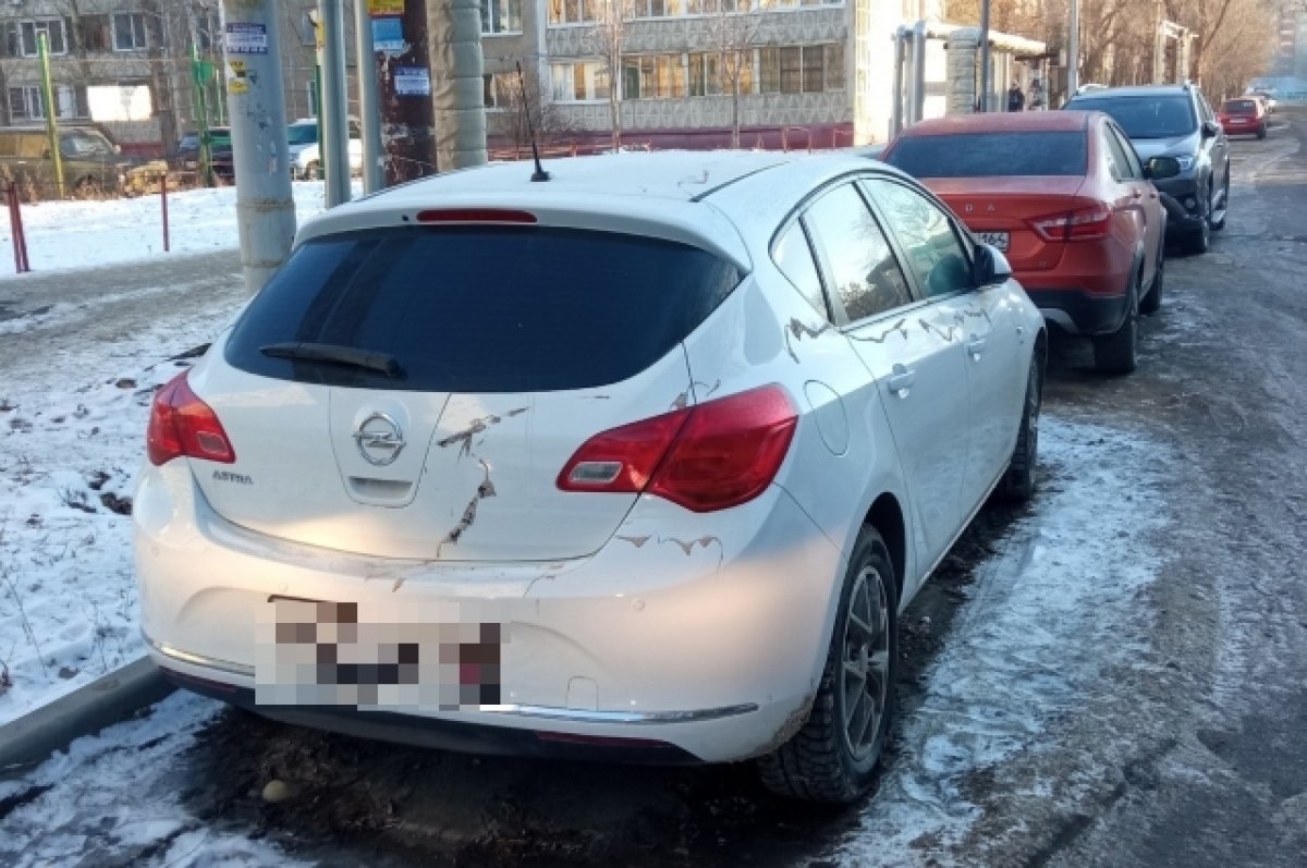 В Саратове автомобили Opel Astra и Lada Vesta облили растворителем | АиФ  Саратов