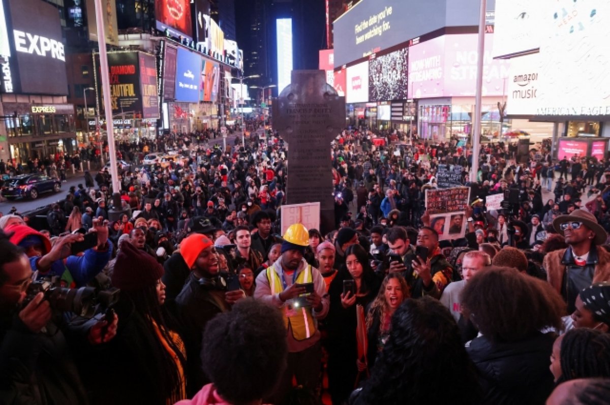 В Нью-Йорке сотни людей протестуют после гибели афроамериканца в Мемфисе