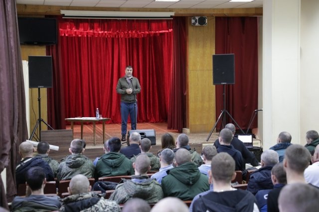 Евгений Гришковец посетил военный госпиталь в Новосибирске.