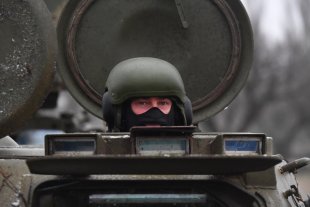 Военный на бронетранспортёре МТ-ЛБ с зенитной установкой ЗУ-23 в месте расположения ВС РФ в южном секторе СВО.