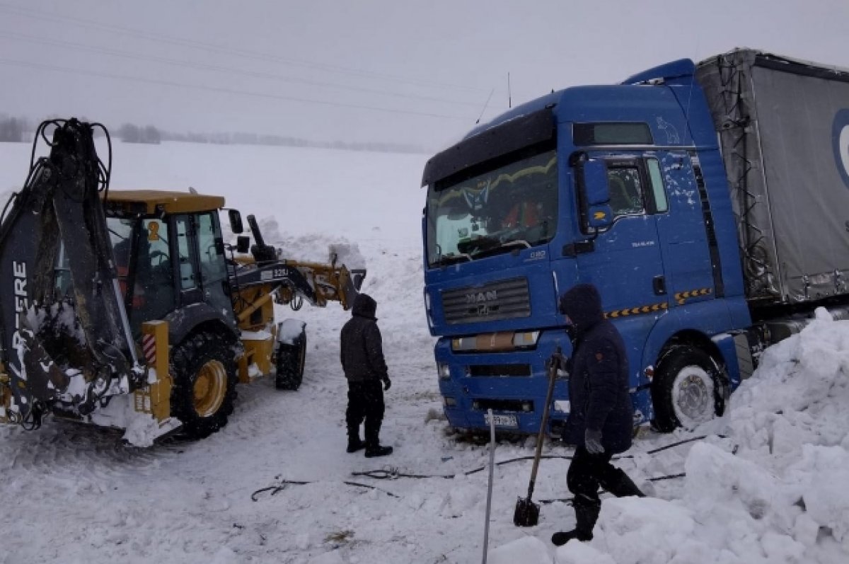 Рабочие два дня откапывали застрявшую под Новосибирском фуру | АиФ  Новосибирск