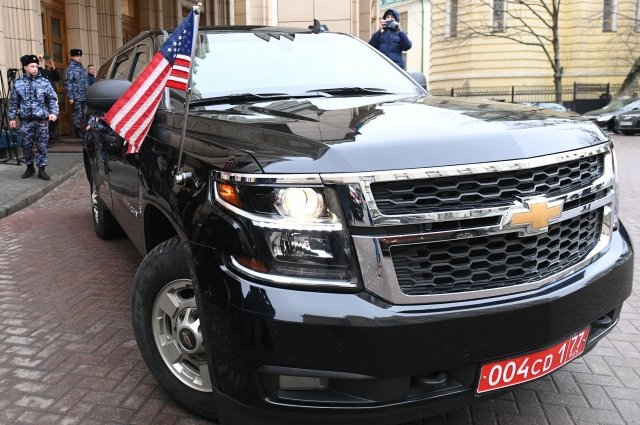 Машина с послом США Линн Трейси у здания МИД России
