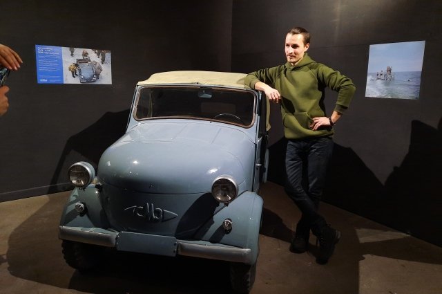 На выставке много необычных экспонатов - например, настоящий автомобиль, который пришлось затаскивать через окно.