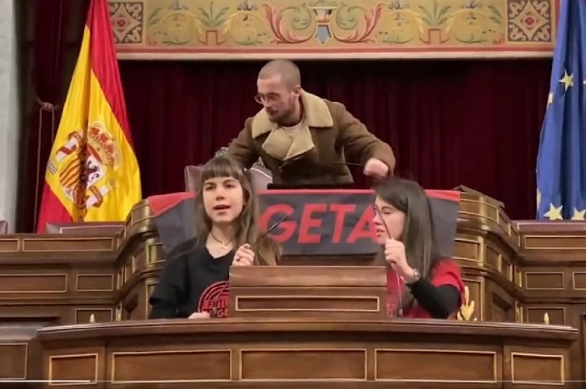 Экоактивисты в Испании устроили акцию протеста в здании Конгресса депутатов