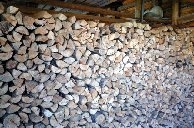 Большая часть древесины используется для печного отопления.