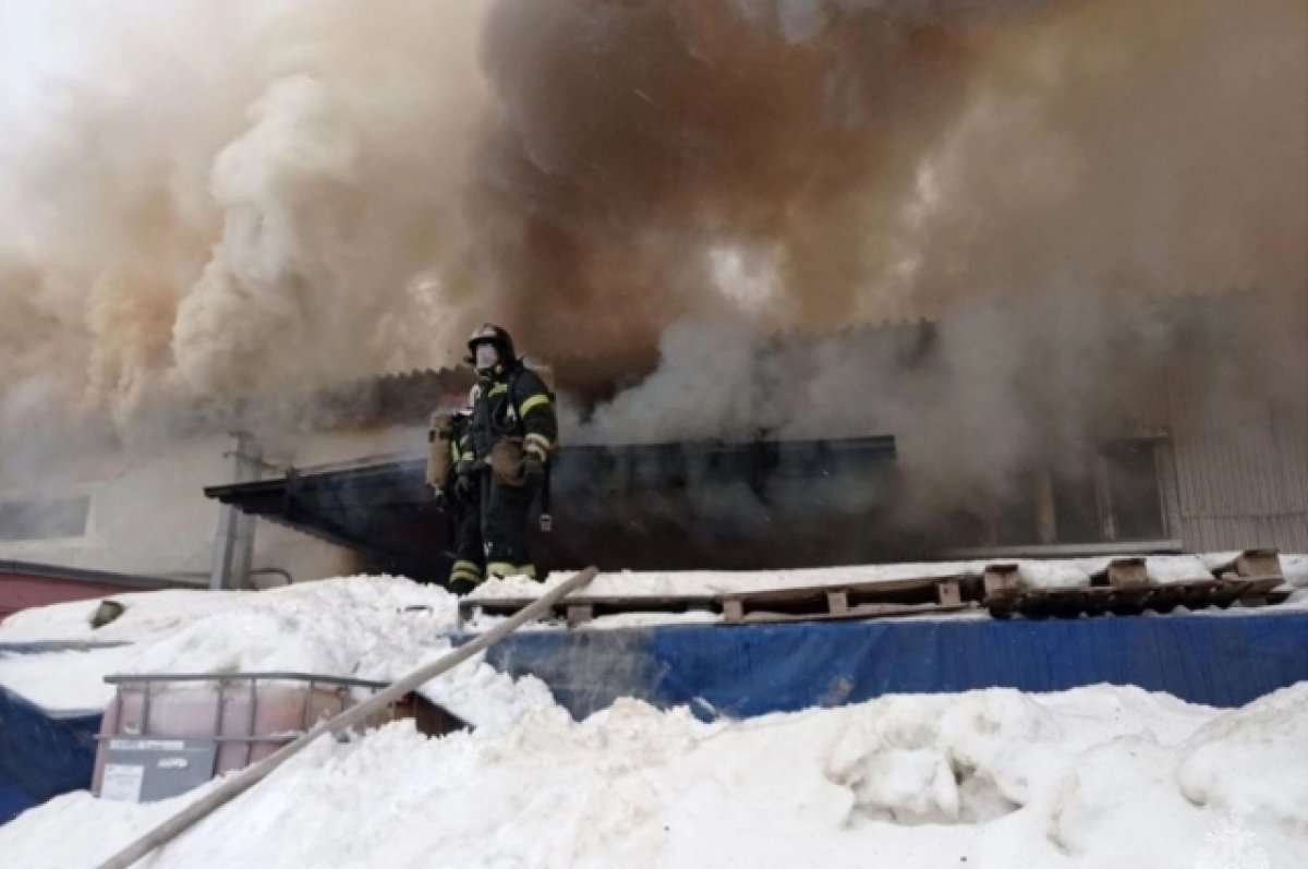 Сотрудники МЧС тушат крупный пожар в цехе по резке полиуретана во Владимире
