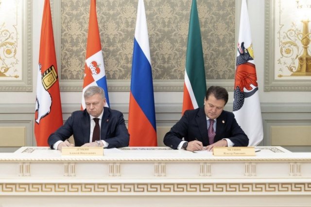 Алексей Дёмкин и Ильсур Метшин подписали соглашение.