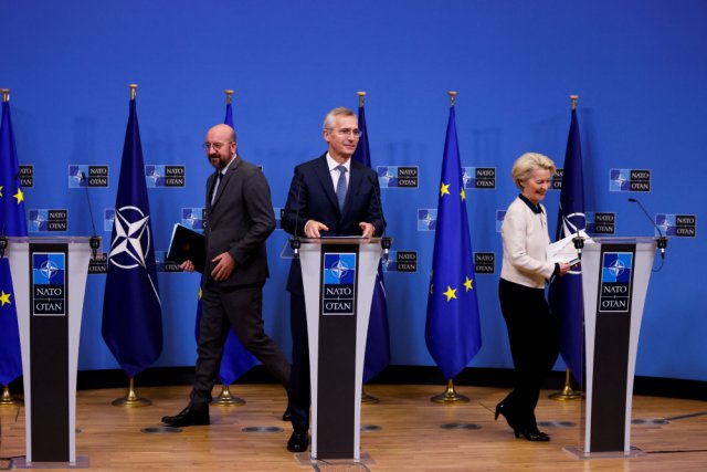 Председатель Европейского совета Шарль Мишель (слева), генеральный секретарь НАТО Йенс Столтенберг (в центре) и председатель Европейской комиссии Урсула фон дер Ляйен покидают пресс-конференцию в Штаб-квартире НАТО в Брюсселе, Бельгия, 10 января 2023 г.