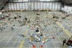 Рабочие приносят обломки «Колумбии» для реконструирования шаттла в рамках расследования аварии, которая привела к разрушению челнока и гибели ее экипажа.