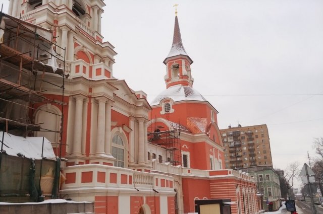 Завершение реставрации фасадов храма святых апостолов Петра и Павла на ул. Новая Басманная.