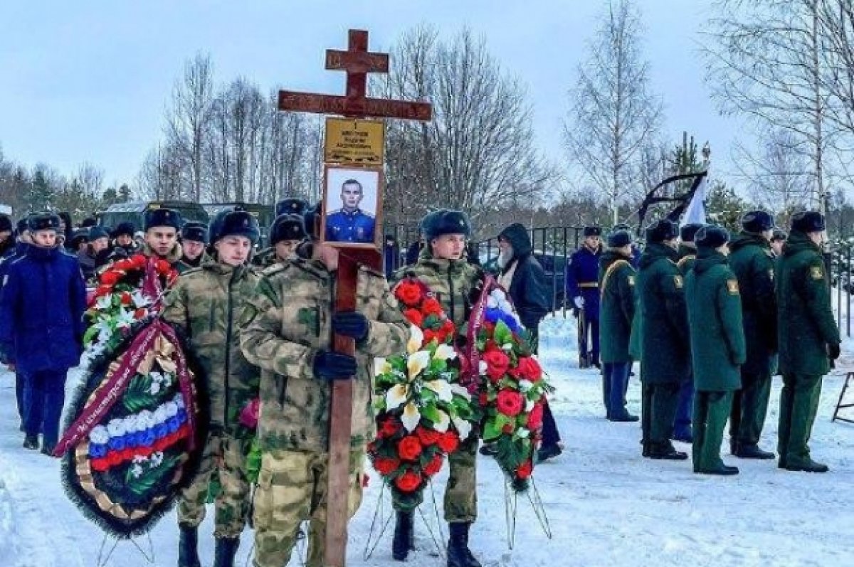 Сколько погибших в зоне сво. Похороны военнослужащего. Кладбища российских военных. Прощание с погибшим солдатом.