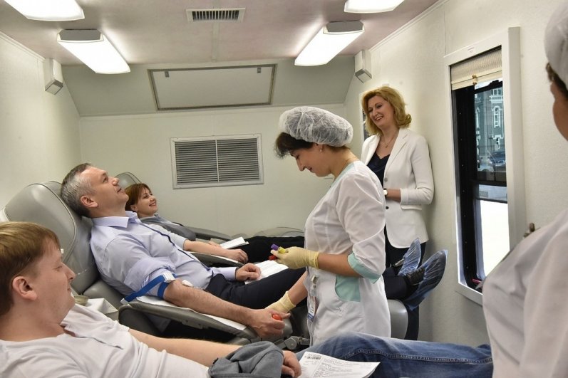 В 2018 году Андрей Травников посетил мобильный пункт сдачи крови и сам стал донором.
