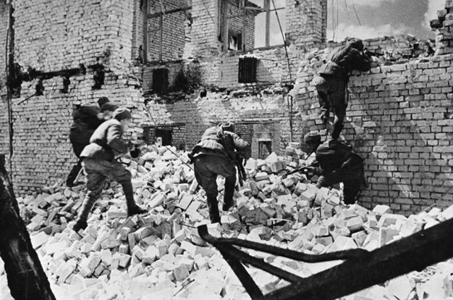 Красноармейцы ведут бой в развалинах Сталинграда.