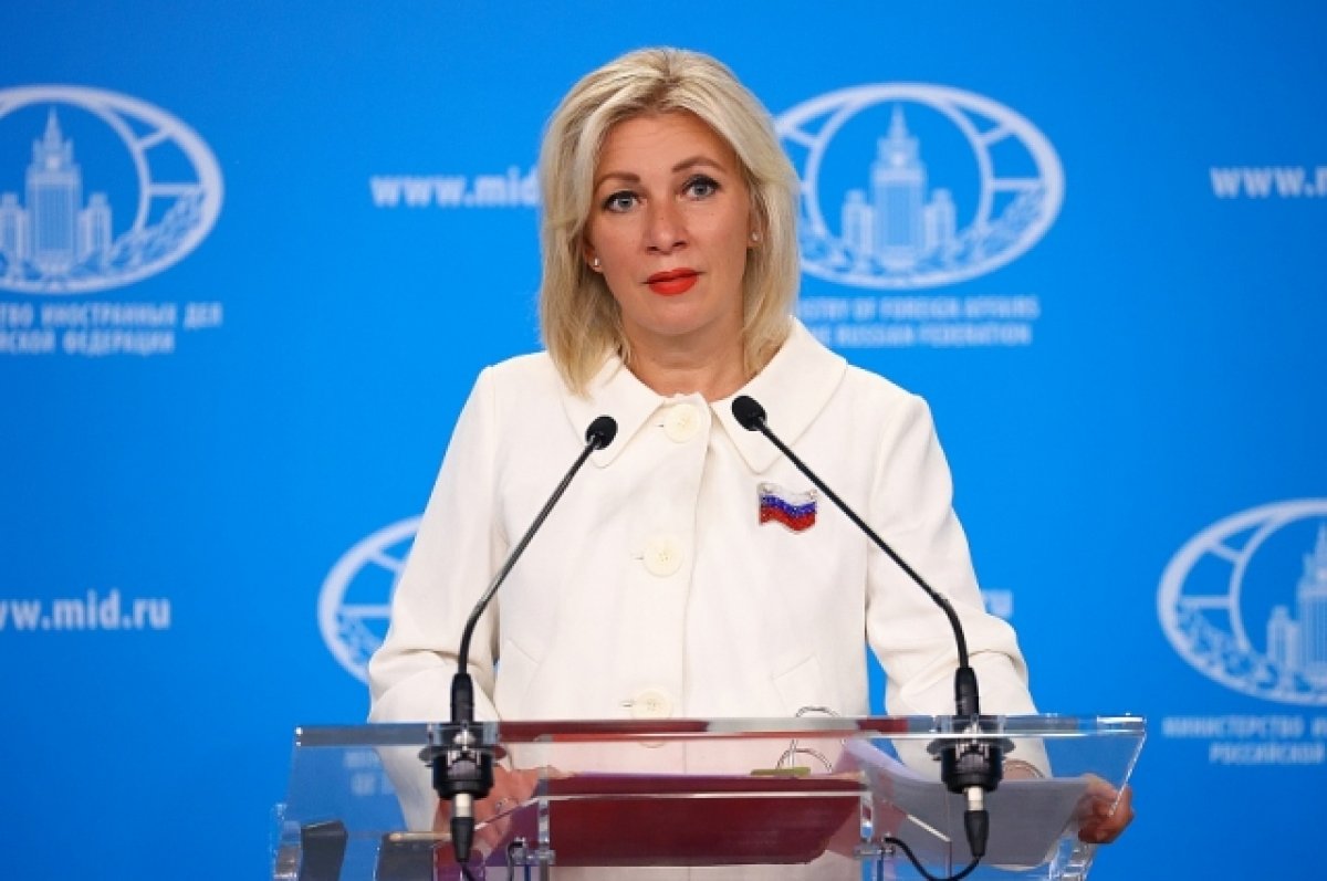 Захарова назвала абсурдным заявление Макрона о поставках самолетов Киеву