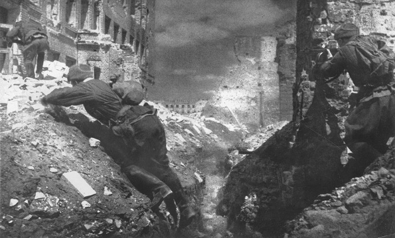 Советские солдаты в городских боях в Сталинграде.