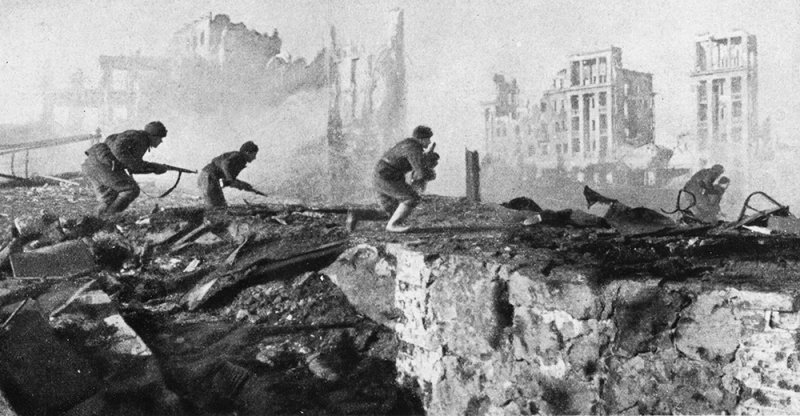 Красноармейцы во время уличных боев в пригороде Сталинграда осенью 1942 года.