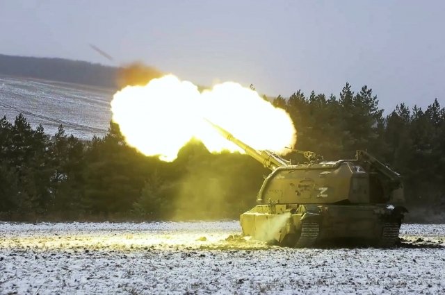 Мобилизованные военнослужащие расчетов Западного военного округа с помощью модернизированных самоходных артиллерийских установок (САУ) "Мста-СМ2" поражают замаскированные позиции и артиллерию ВСУ.
