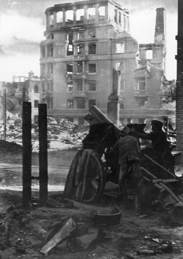Немецкая артиллерия ведет огонь по русской обороне в Сталинграде.