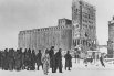 Эшелон с пленными немецкими солдатами в центре Сталинграда перед обломками печально известного зернохранилища, за которое велись особенно тяжелые бои.