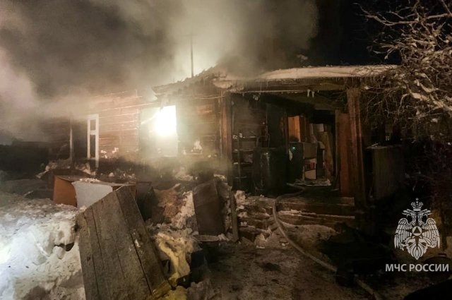 Дом, где погибли два человека, сильно поврежден огнем.