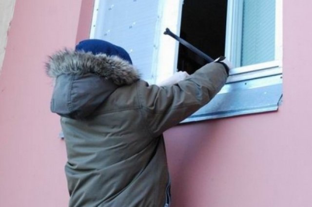 Подозреваемый отжал окно в приходе и похитил 17 тысяч рублей