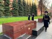 Аллея на Могиле Неизвестного солдата в Александровском саду в Москве, в тумбе замурована капсулы с землёй из города-героя.