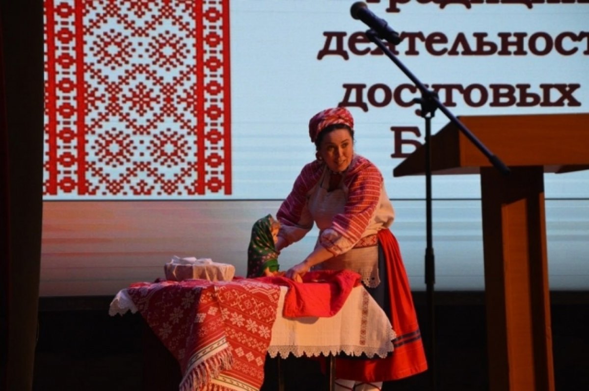 В Брянском театре кукол открылась выставка Народные мотивы