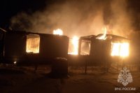 Два человека погибли на пожаре в Шарлыкском районе .