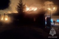СК:На пожаре в Шарлыкском районе погибли женщина и двое ее трехлетних детей.