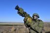 Военнослужащий ВС РФ совершает выстрел из переносного зенитного ракетного комплекса «Игла».