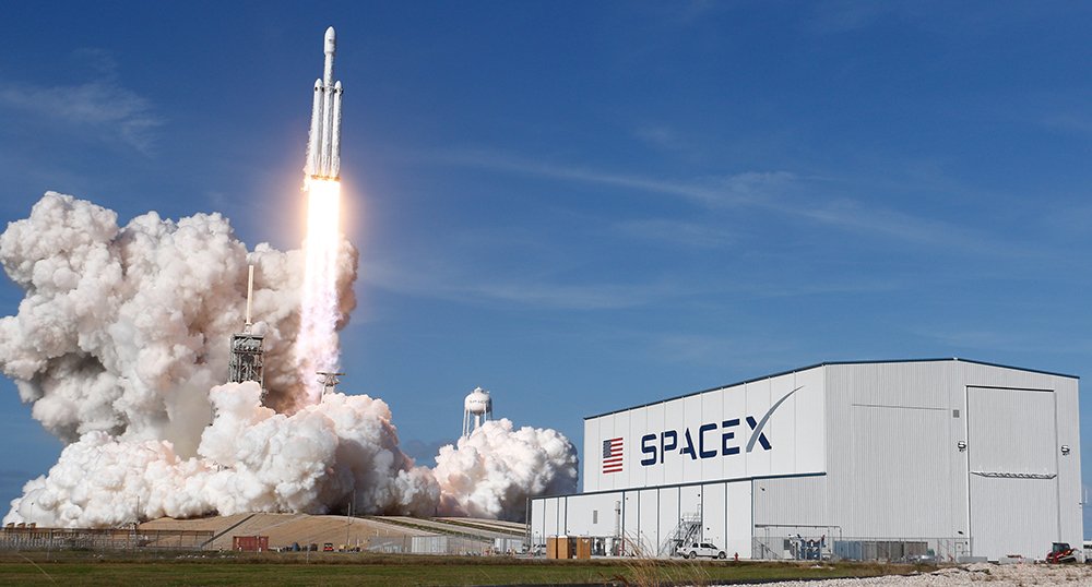 5 лет Tesla Илона Маска бороздит просторы космоса13