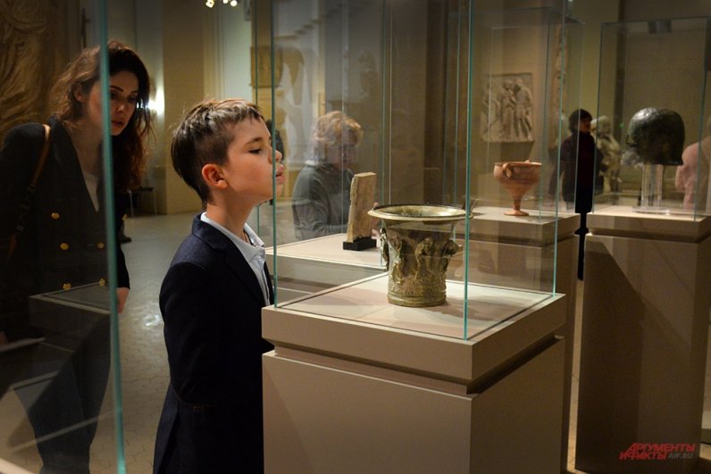 Ваза с рельефным изображением суда Париса на презентации проекта «Шлиман. Троя рядом».