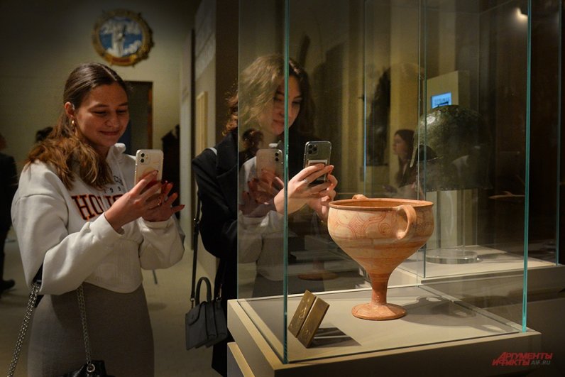 Двуручный микенский кубок на презентации проекта «Шлиман. Троя рядом» .