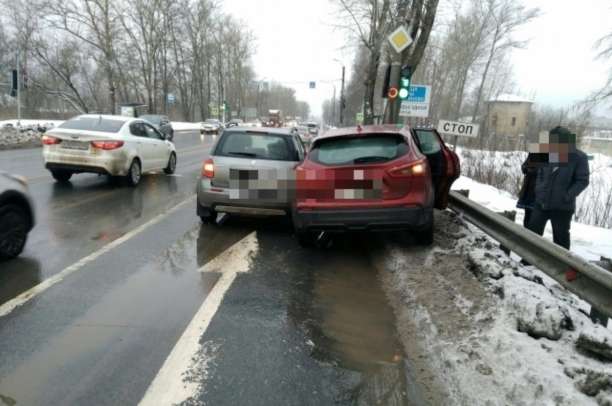 В Твери на Московском шоссе столкнулись два автомобиля | АиФ Тверь