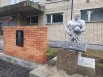 Памятник десантнику Павлу Никитину, погибшему на Украине в конце апреля. Еще несколько лет назад он учился в этих стенах.