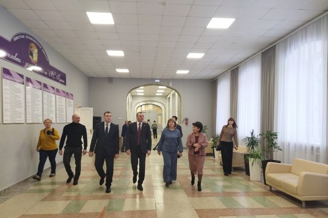 Партийцы посетили школу №6 и Детскую школу искусств в Бузулуке.