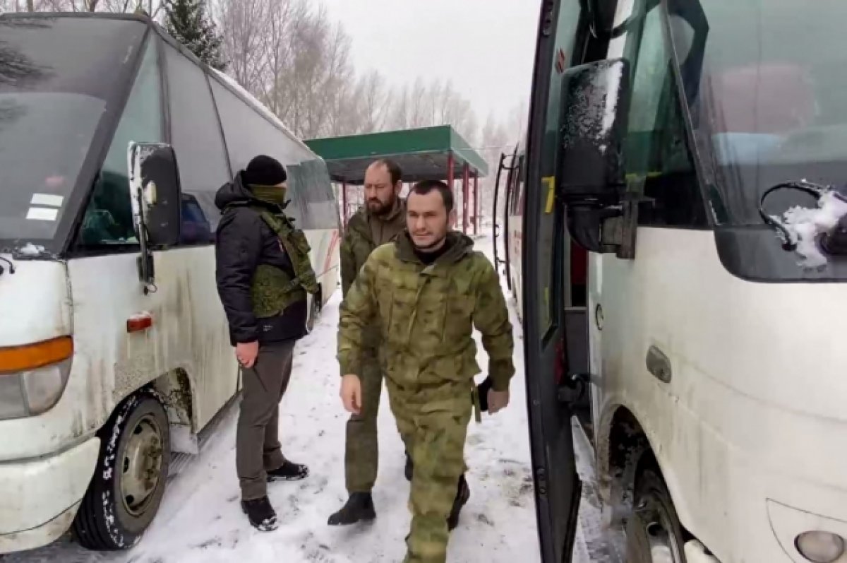 Минобороны опубликовало видео возвращения военных РФ из украинского плена