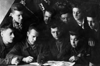 Уже в 17 лет Анатолий Круглов стал бригадиром на пензенском Заводе имени Фрунзе (верхний ряд, второй справа).
