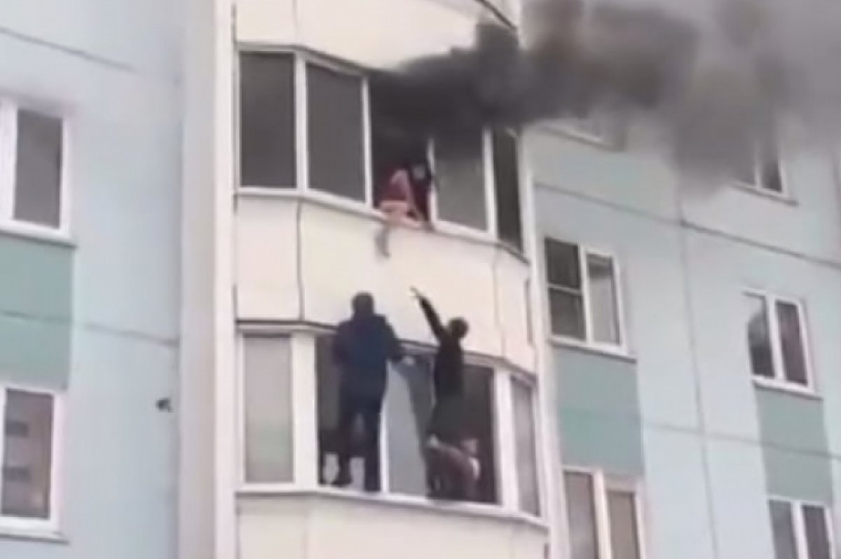 В Ярославле сотрудник МЧС и прохожие спасли женщину и ребенка от пожара
