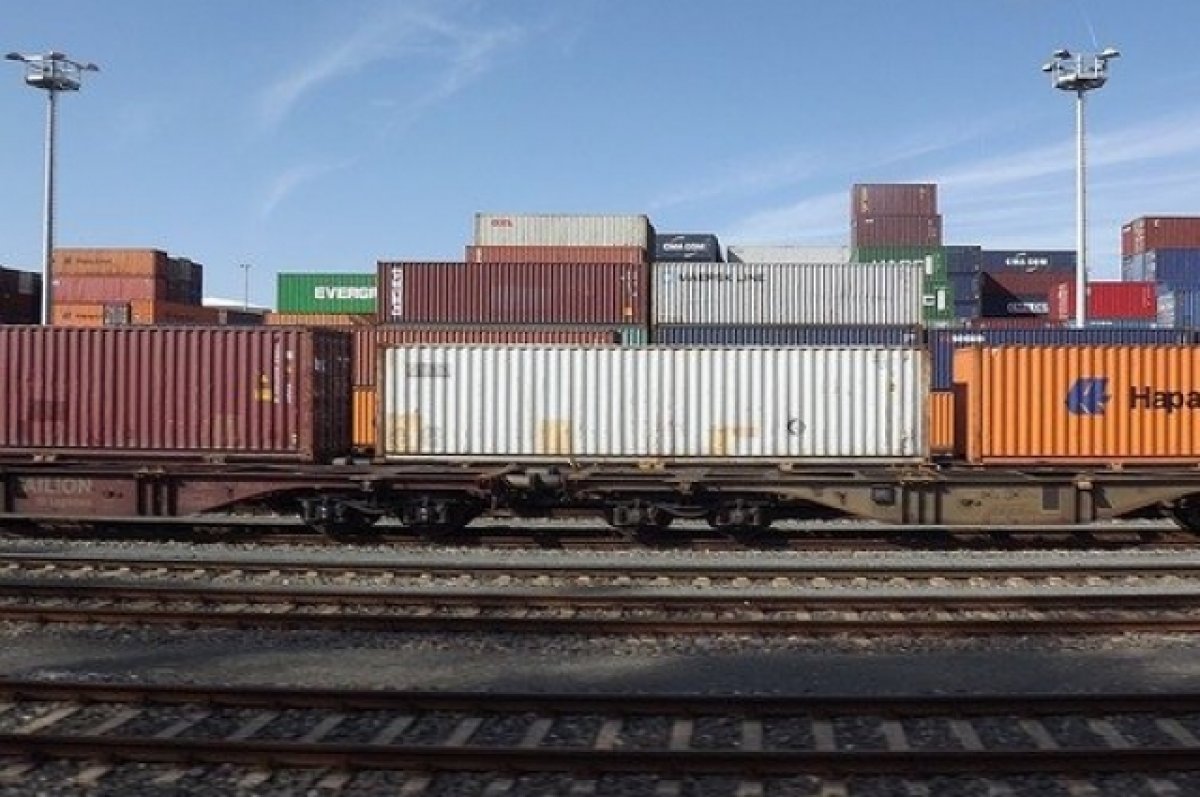 AP: в США грузовой поезд с опасными веществами сошел с рельсов