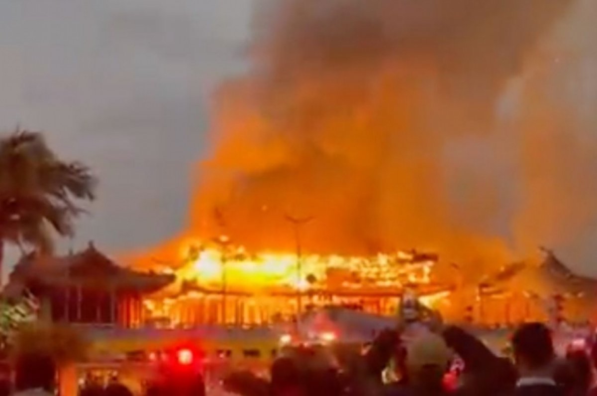 Крупный пожар охватил буддийский храм в Мельбурне
